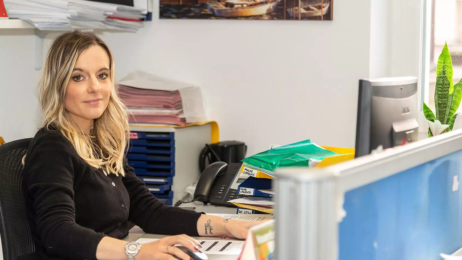 Una ragazza del preparato staff dello studio di commercialisti a Bolzano